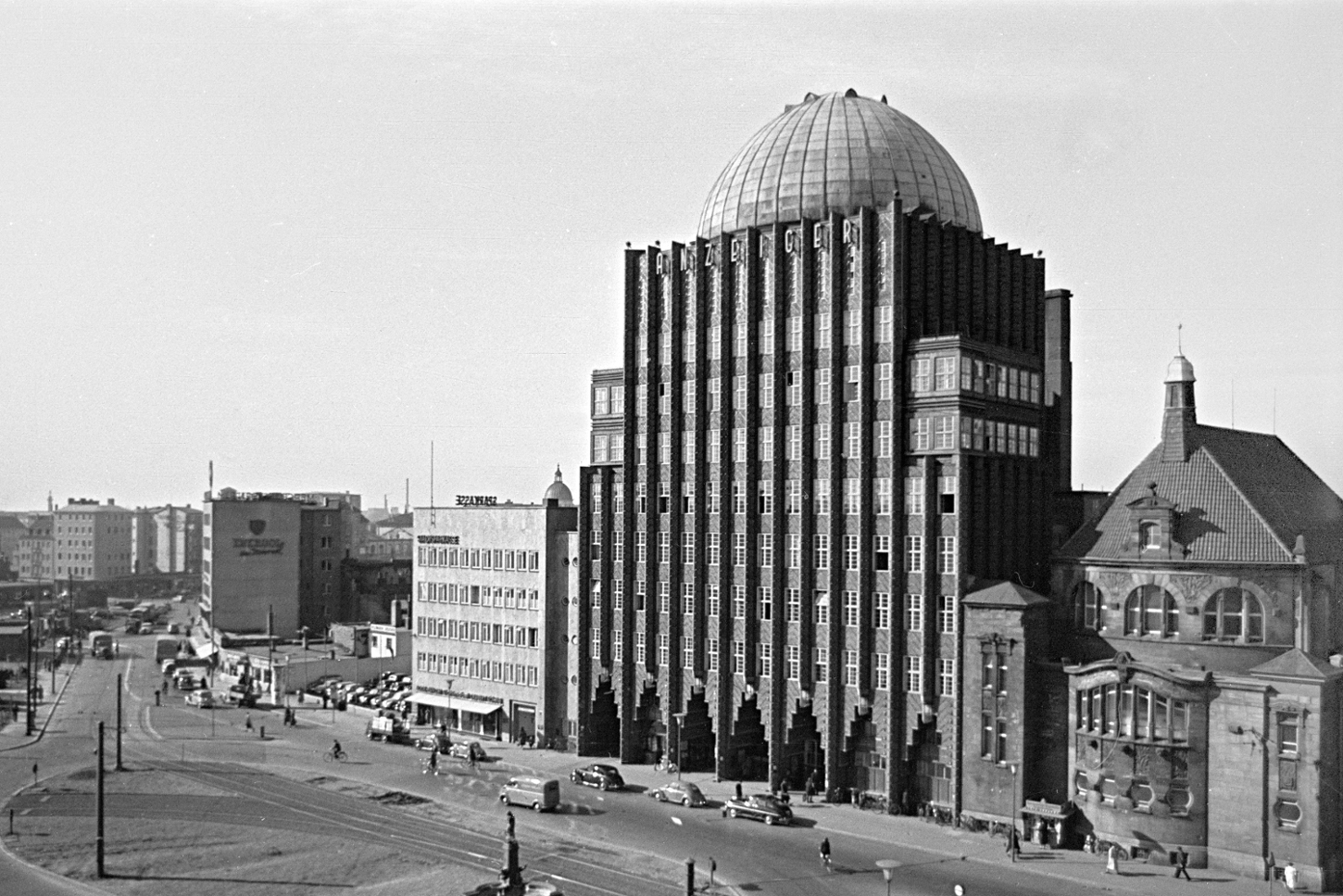 Das Anzeiger-Hochhaus an der Goseriede im Jahr 1954.